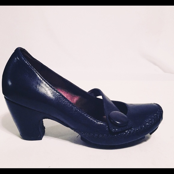 comfortable navy blue pumps
